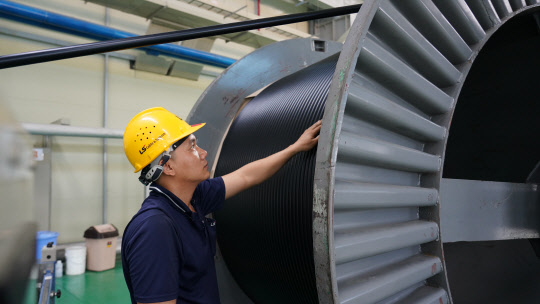 LS전선아시아의 베트남 생산법인인 LSCV 공장에서 직원이 케이블 제품을 점검하고 있다. LS전선아시아는 10일 LSCV 중전압 케이블 생산라인 증설을 위해 약 41억원을 투자한다고 밝혔다.  LS전선아시아 제공